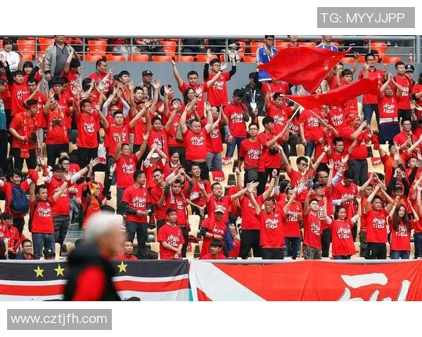 足球巨星赛场外展现温柔一面感动无数球迷心灵深处