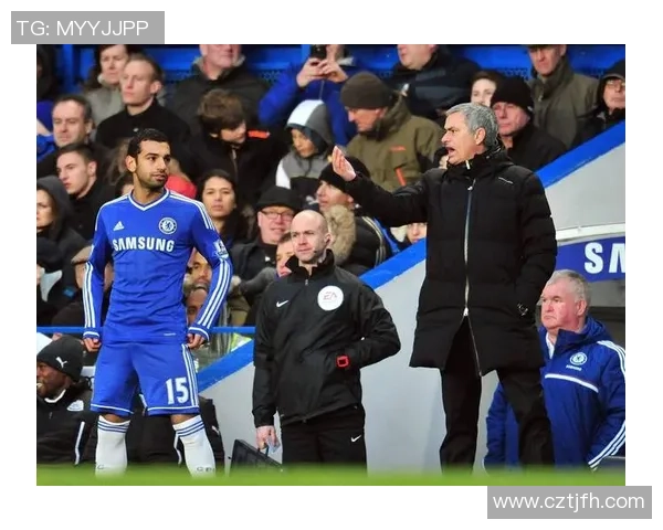 足球巨星风度翩翩帅气登场引爆全场观众热烈欢呼氛围